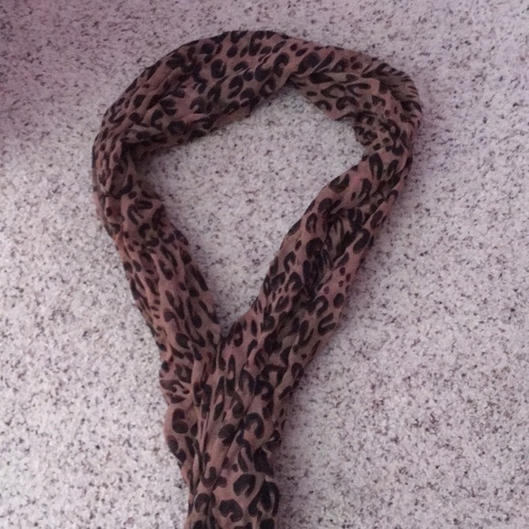 Cheetah Print Scarf - Picture 2 of 4